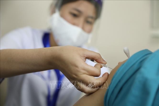  Nhân viên y tế tham gia trực tiếp công tác phòng chống dịch COVID-19 tại Bệnh viện Thanh Nhàn được tiêm vaccine phòng COVID-19. Ảnh: Minh Quyết - TTXVN