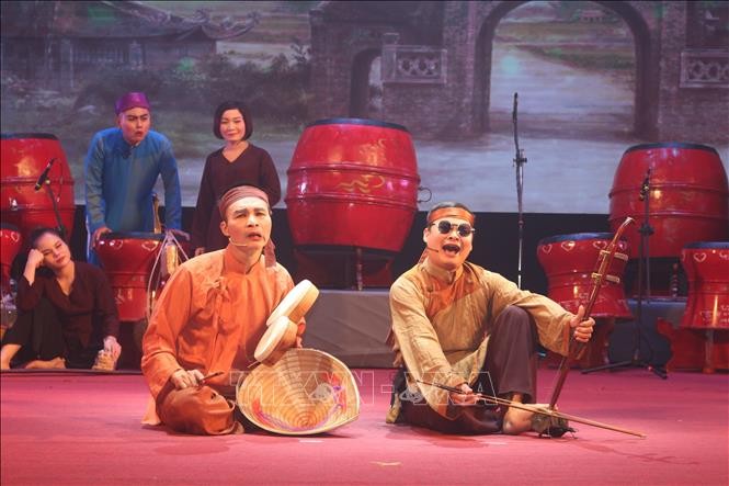 Một tiết mục hát xẩm của các diễn viên trẻ biểu diễn nhận được sự ủng hộ của khán giả tại Hà Nam. Ảnh: Đại Nghĩa – TTXVN
