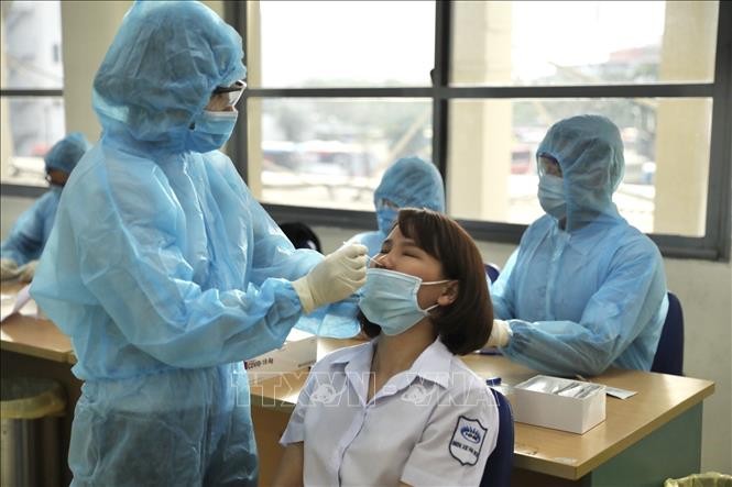 Chiều 12/03/2021, Trung tâm Y tế quận Nam Từ Liêm tổ chức lấy mẫu xét nghiệm cho 100 người tại bến xe khách Mỹ Đình. Ảnh: Minh Quyết - TTXVN