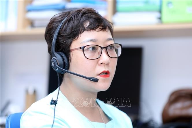 Chị Lê Thị Quyên, nhân viên tư vấn của Tổng đài điện thoại quốc gia bảo vệ trẻ em 111 đặt tại Hà Nội, trả lời các cuộc gọi. Ảnh: Anh Tuấn – TTXVN
