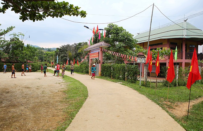 Nhiều khu dân cư mới với những ngôi nhà khang trang dọc theo các tuyến đường ở huyện A Lưới (Thừa Thiên - Huế). Ảnh: Hồ Cầu