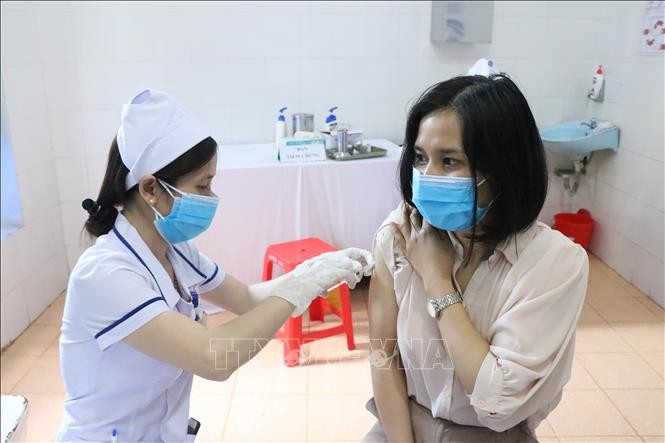 Nhân viên Y tế tỉnh Đắk Lắk được tiêm vaccine ngừa COVID-19 trong đợt 1. Ảnh: Tuấn Anh – TTXVN