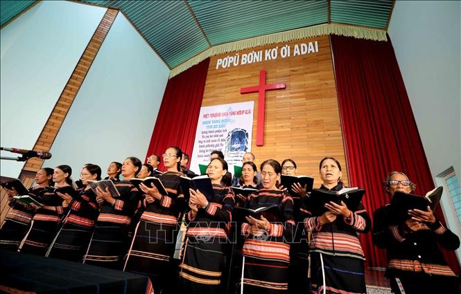Các ban hát là các thế hệ người dân trong xã Chư Á cùng nhau hát tôn vinh Chúa mỗi sáng Chủ Nhật. Ảnh: Nhật Anh – TTXVN