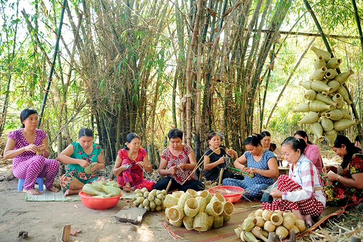 Làng nghề đan lát Đại An, huyện Trà Cú (Trà Vinh) sản xuất nhiều loại sản phẩm như: rổ, thúng, bình hoa, giỏ hoa…, giải quyết việc làm thường xuyên cho hơn 500 lao động, chủ yếu là người Khmer. Ảnh: An Hiếu