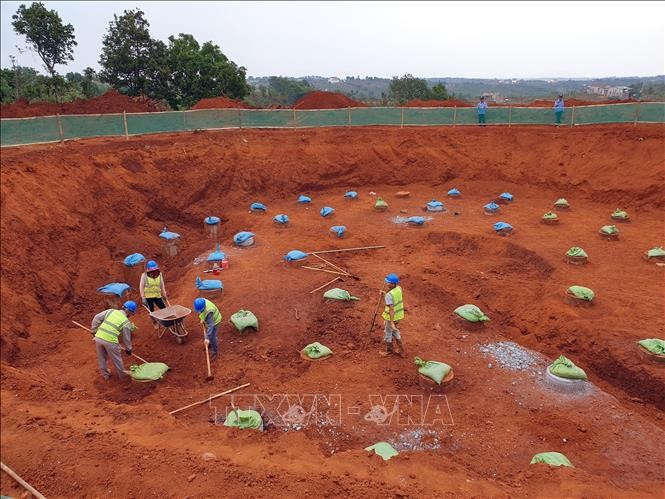 Một trụ điện gió (công suất hơn 3,7MW) đang được triển khai xây dựng tại xã Thuận Hà, huyện Đắk Song, tỉnh Đắk Nông. Ảnh: Ngọc Minh – TTXVN