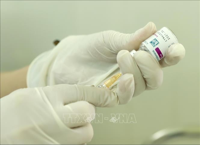 Vaccine phòng COVID-19 của hãng AstraZeneca được sử dụng tiêm phòng cho chiến sĩ Quân khu 2. Ảnh: Hoàng Hùng - TTXVN