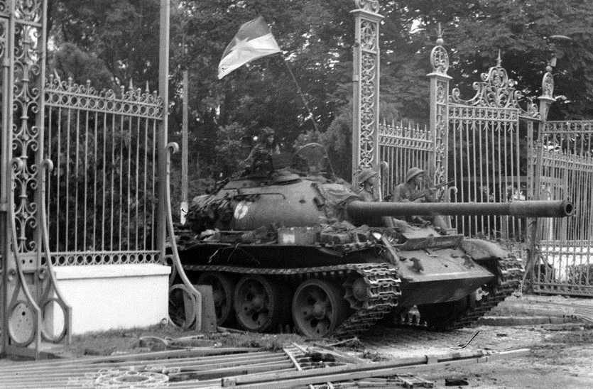 Xe tăng quân Giải phóng tiến vào chiếm Dinh Độc Lập ngày 30/4/1975. Ảnh: TTXVN
