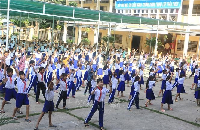 Giờ thể dục của các em học sinh trường Tiểu học Thạch Thia, xã Loan Mỹ (Tam Bình, Vĩnh Long). Ảnh: Lê Thúy Hằng – TXTVN