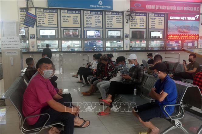 Người dân đeo khẩu trang, thực hiện nghiêm các quy định về phòng chống dịch Covid – 19. Ảnh: Nguyễn Văn Cảnh-TTXVN