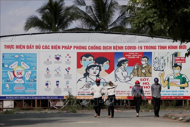 Pa nô tuyên truyền phòng, chống dịch COVID-19 theo thông điệp 5K đặt trong khuôn viên Bệnh viên đa khoa tỉnh Cà Mau. Ảnh: Kim Há-TTXVN