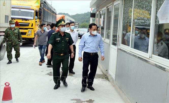 Chủ tịch UBND tỉnh Lạng Sơn Hồ Tiến Thiệu kiểm tra công tác phòng chống Covid - 19 tại Cửa khẩu Tân Thanh. Ảnh: Thái Thuần – TTXVN