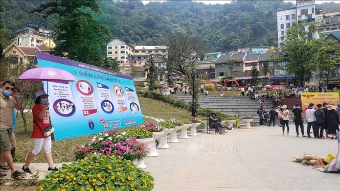 Pa nô khổ lớn tại công viên trung tâm thị trấn Tam Đảo tuyên truyền, nhắc nhở du khách chú ý phòng chống dịch COVID-19. Ảnh: Hoàng Hùng - TTXVN
