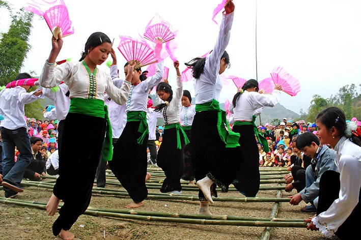 Múa sạp trong lễ hội “Xên bản, xên mường” của người Thái ở huyện Văn Chấn (Yên Bái). Ảnh: Đinh Công Hoan