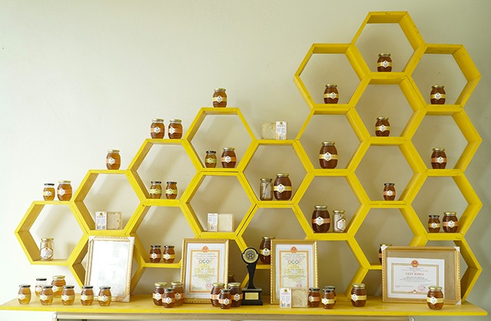 Sản phẩm mật ong Hoa Ban và mật ong bánh tổ của Hợp tác xã ong mật Điện Biên được Hội đồng đánh giá, xếp hạng sản phẩm OCOP cấp tỉnh xếp loại 4 sao. Ảnh: Xuân Tư