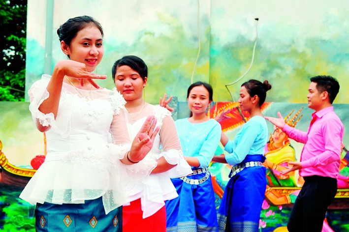 Thiếu nữ Khmer trình diễn điệu múa truyền thống tại Làng văn hóa du lịch Khmer ở xã Lương Hòa, huyện Châu Thành (Trà Vinh). Ảnh: Phúc Thanh