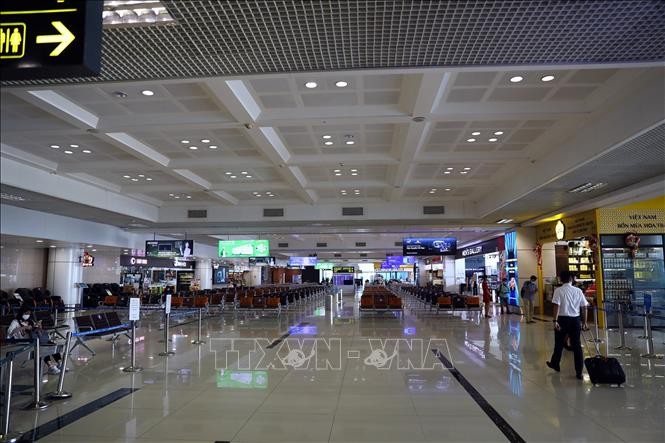  Khung cảnh vắng vẻ tại sân bay Nội Bài những ngày này, dự kiến lượng khách tiếp tục giảm trong những ngày tới nếu dịch còn có diễn biến phức tạp. Ảnh: Huy Hùng - TTXVN