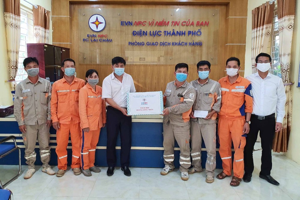 Công đoàn Công ty Điện lực Lai Châu tặng quà động viên cán bộ, công nhân tại điểm giao dịch huyện Tam Đường, thuộc Điện lực thành phố Lai Châu. Ảnh: Đinh Thùy-TTXVN