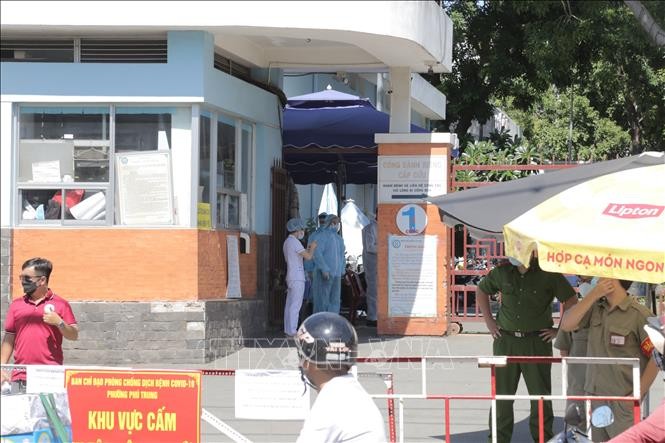 Bệnh viện quận Tân Phú lập rào chắn khu vực trước cổng bệnh viện. Ảnh: TTXVN phát