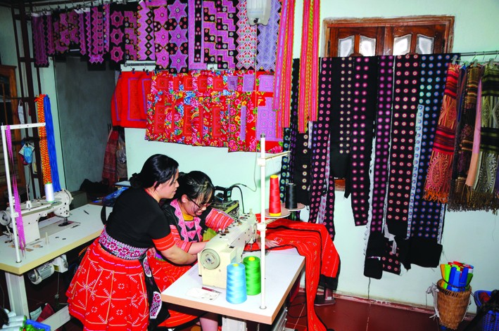 Đồng bào Mông ở huyện Vân Hồ (Sơn La) luôn chú trọng việc bảo tồn và phát huy các giá trị văn hóa truyền thống, trong đó có nghề thêu, may trang phục thổ cẩm của dân tộc. Ảnh: Quang Quyết
