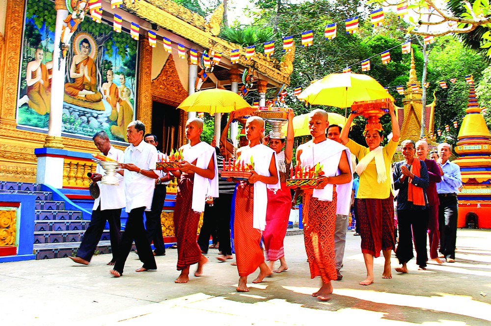 Nghi thức đón chư thiên trong Tết cổ truyền Vào năm mới của đồng bào Khmer Nam Bộ tại chùa Dơi (Sóc Trăng). Ảnh: Sơn Hên
