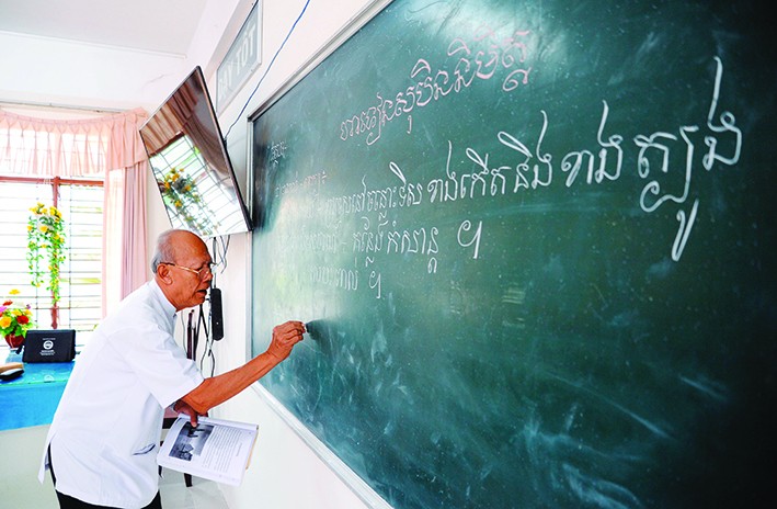 Dù đã ngoài 80 tuổi, thầy Lâm Es vẫn miệt mài với công tác khuyến học, thường xuyên đứng lớp dạy chữ Khmer tại nhiều điểm trường trên địa bàn tỉnh Sóc Trăng và các tỉnh, thành ở Nam Bộ. Ảnh: An Hiếu