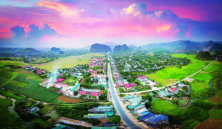 Tân Lạc là huyện miền núi nằm ở phía Tây của tỉnh Hòa Bình, có đường giao thông nối với quốc lộ 1A, như cửa ngõ nối miền Tây Bắc với thủ đô Hà Nội. Ảnh: Trọng Đạt