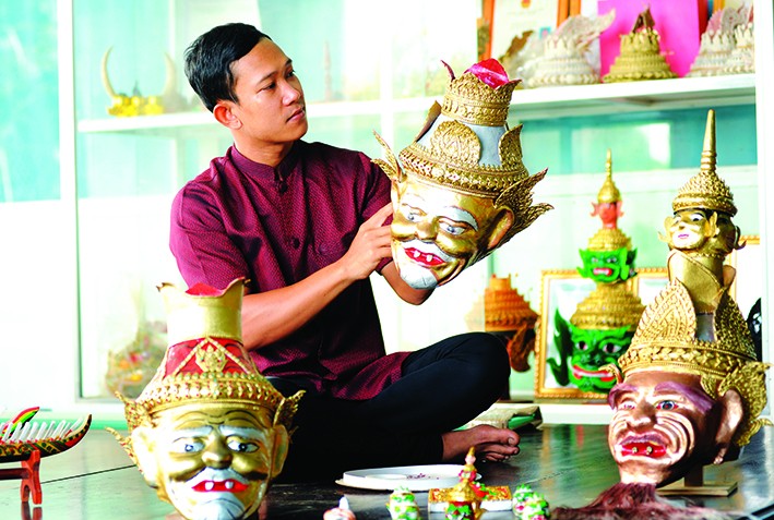 Thạch Huỳnh Thươne đã có một kho tàng mão, mặt nạ mang đậm bản sắc văn hóa Khmer Nam Bộ do chính tay anh chế tác. Ảnh: An Hiếu