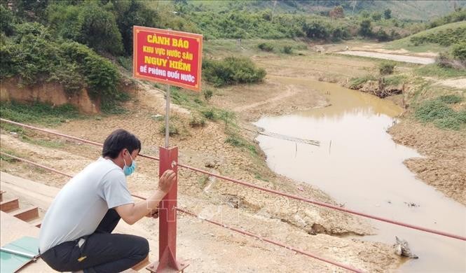 Tỉnh Đắk Lắk đẩy mạnh công tác rà soát, cắm biển cảnh báo đuối nước ở ao, hồ, sông, suối. Ảnh: TTXVN phát
