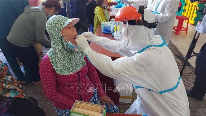 Các cán bộ y tế tiến hành lấy mẫu xét nghiệm COVID cho người dân xã Phước Tỉnh, huyện Long Điền, tỉnh Bà Rịa-Vũng Tàu vào chiều ngày 30/6. Ảnh: Hoàng Nhị - TTXVN