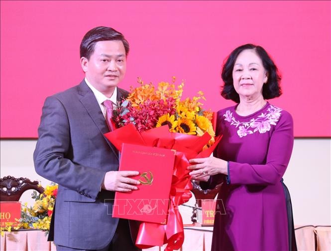 Đồng chí Trương Thị Mai trao Quyết định của Bộ Chính trị cho tân Bí thư Tỉnh uỷ Bến Tre Lê Đức Thọ. Ảnh: Huỳnh Phúc Hậu – TTXVN