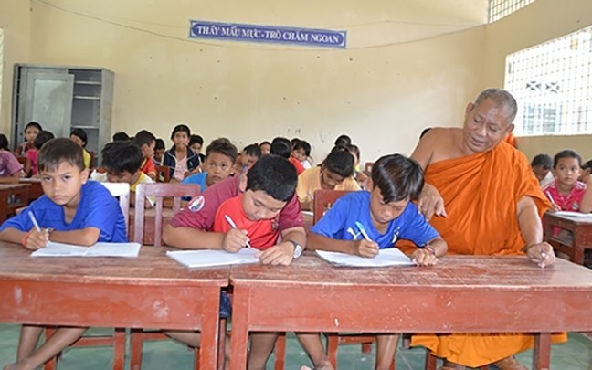 Thượng tọa Tăng Sa Vông, trụ trì chùa Cái Giá ở xã Hưng Hội, huyện Vĩnh Lợi dạy chữ cho học sinh dân tộc Khmer. Nguồn: mattran.org.vn