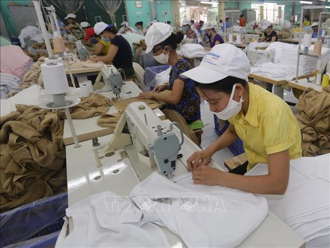 Sản xuất hàng xuất khẩu sang thị trường Nhật Bản tại Công ty Cổ phần dệt may Sơn Nam, Nam Định (ảnh tư liệu). Ảnh: Trần Việt – TTXVN