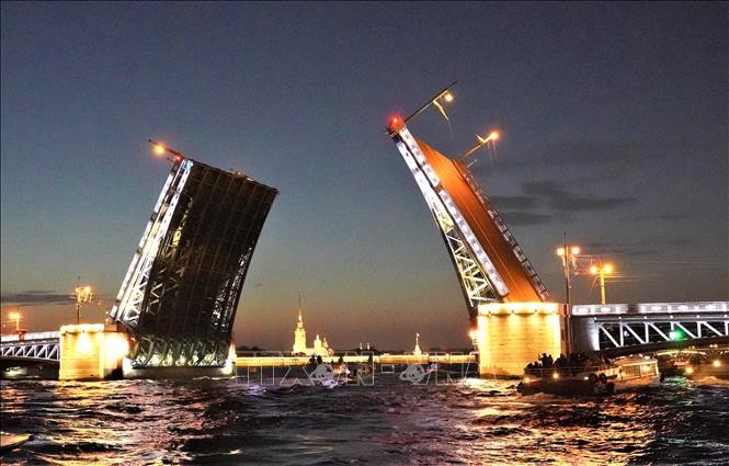 Hình ảnh hai cánh cầu rộng mở từ lâu đã là biểu tượng của thành phố St. Petersburg. Cầu được xây dựng đầu thế kỷ 20 với phần kết cấu thép nặng 7770 tấn, dài 250m, mỗi cánh cầu mở có trọng lượng 700 tấn. Ảnh: Duy Trinh - PV TTXVN tại Nga