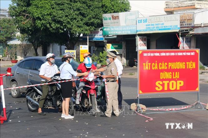Các chốt kiểm soát để kiểm tra người ra vào thành phố Phan Thiết tại các cửa ngõ đường bộ. Ảnh: Nguyễn Thanh - TTXVN