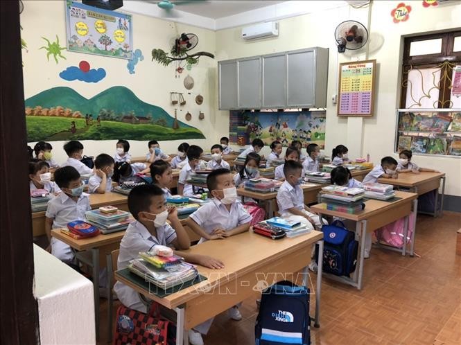 Học Trường Tiểu học Minh Khai, thành phố Hà Giang được do thân nhiệt và sát khuẩn trước khi vào lớp. Ảnh: Nguyễn Chiến-TTXVN