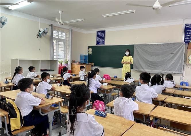 Các em học sinh Trường Tiểu học Cao Văn Ngọc, huyện Côn Đảo bước vào buổi học đầu tiên năm học 2021-2022. Ảnh: TTXVN phát