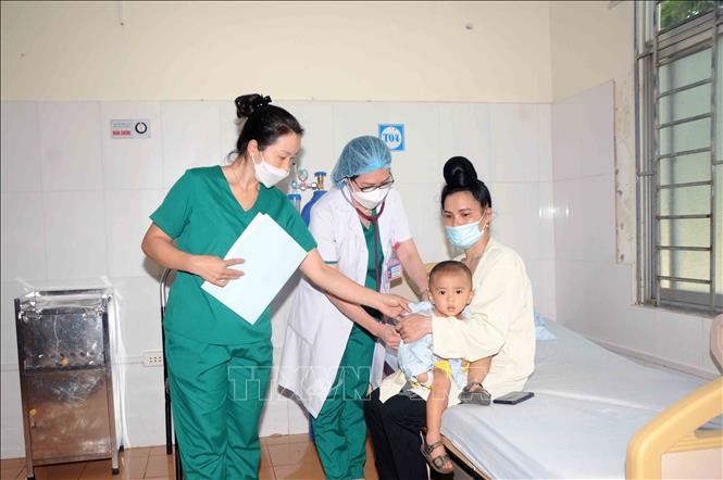 Thăm khám cho bệnh nhân tại Khoa Hồi sức cấp cứu, Bệnh viện Đa khoa huyện Sông Mã. Ảnh: Quang Quyết-TTXVN