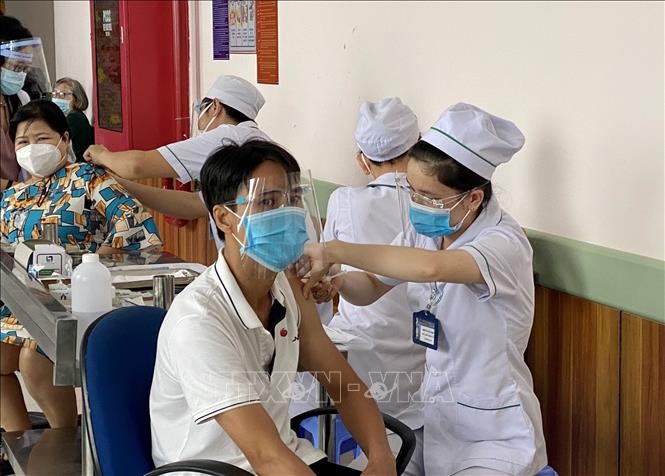 Tiêm vaccine đợt 5, mũi 2 cho cán bộ, viên chức các sở, ban, ngành tỉnh An Giang. Ảnh: Thanh Sang – TTXVN