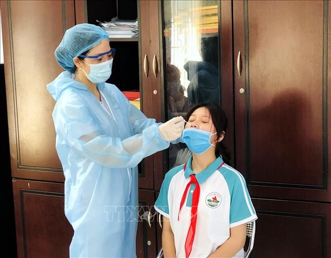 Lấy mẫu xét nghiệm SARS-CoV-2 cho học sinh tại Trường THPT Trưng Vương, Thành phố Thái Nguyên. Ảnh: Thu Hằng-TTXVN