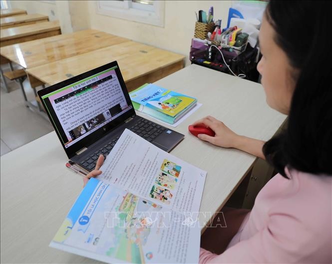 Giáo viên cấp Tiểu học của thành phố Hà Nội dạy trực tuyến ngay từ những ngày đầu tiên của năm học mới. Ảnh: Thanh Tùng - TTXVN