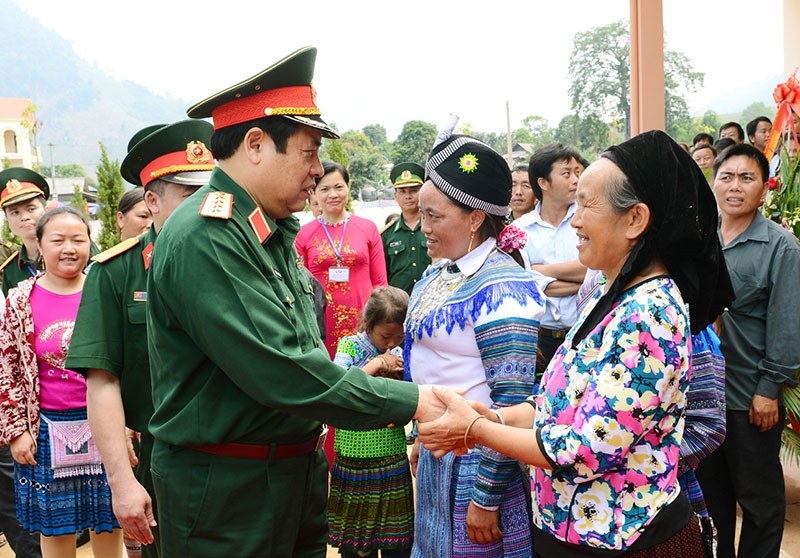 Đại tướng Phùng Quang Thanh với quân, dân các tỉnh biên giới phía Bắc năm 2015. Nguồn: www.qdnd.vn