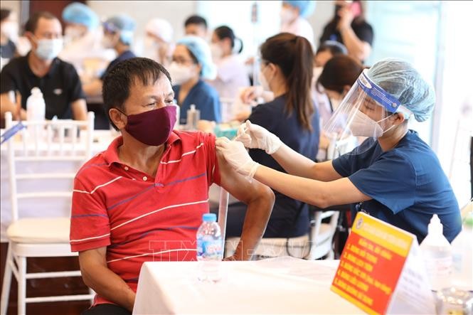 Nhân viên y tế tiêm vaccine phòng COVID-19 cho người dân quận Hoàn Kiếm, chiều 15/9/2021. Ảnh: Minh Quyết - TTXVN