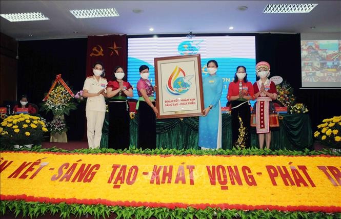 Chủ tịch Hội Liên hiệp Phụ nữ Việt Nam Hà Thị Nga tặng biểu trưng (logo) của Đại hội đại biểu phụ nữ toàn quốc lần thứ XIII, nhiệm kỳ 2022 – 2027, cho Ban Chấp hành Hội Liên hiệp Phụ nữ tỉnh Sơn La. Ảnh: Quang Quyết-TTXVN