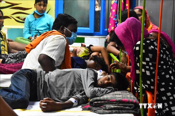 Bệnh nhân mắc sốt xuất huyết được điều trị tại bệnh viện ở Jabalpur, Ấn Độ, ngày 13/9/2021. Ảnh: AFP/ TTXVN