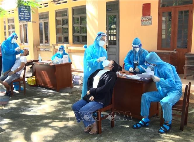 Thành phố Quy Nhơn tiến hành test nhanh COVID-19 cho toàn bộ người dân 5 phường nội thành bị phong tỏa để kiểm soát dịch. Ảnh: Nguyên Linh-TTXVN