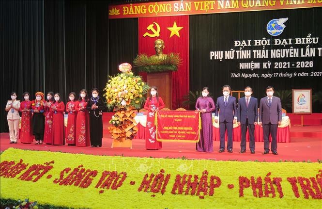 Lãnh đạo tỉnh Thái Nguyên tặng hoa và cờ cho Hội liên hiệp phụ nữ tỉnh Thái Nguyên. Ảnh: Trần Trang – TTXVN