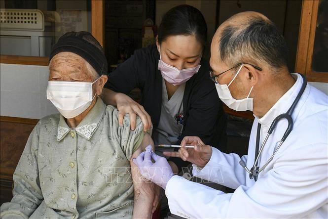 Nhân viên y tế tiêm vaccine phòng COVID-19 cho người cao tuổi tại tỉnh Nagano, Nhật Bản, ngày 21/4/2021. Ảnh: AFP/ TTXVN