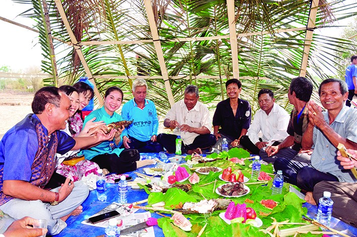 Tổ hợp tác đan lát hàng thủ công mỹ nghệ ở ấp Giồng Đình, xã Đại An, huyện Trà Cú (Trà Vinh) giải quyết việc làm thường xuyên cho nhiều phụ nữ Khmer. Ảnh: An Hiếu
