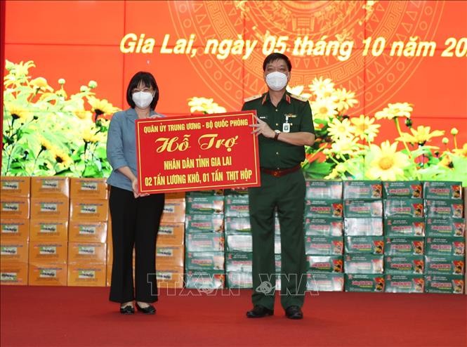 Trung tướng Ngô Minh Tiến đã trao quà của Quân ủy Trung ương, Bộ Quốc phòng (2 tấn lương khô, 1 tấn thịt hộp) hỗ trợ tỉnh Gia Lai trong công tác phòng, chống dịch Covid-19. Ảnh: Hồng Pha-TTXVN phát