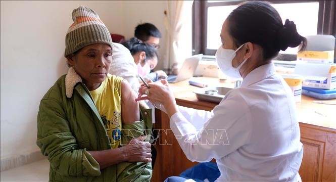 Người dân thôn Đưng K’Nớ 1, thôn Lán Tranh (xã Đưng K’Nớ, huyện Lạc Dương) đi tiêm vaccine phòng dịch COVID-19 trong ngày 7/10. Ảnh: Nguyễn Dũng – TTXVN